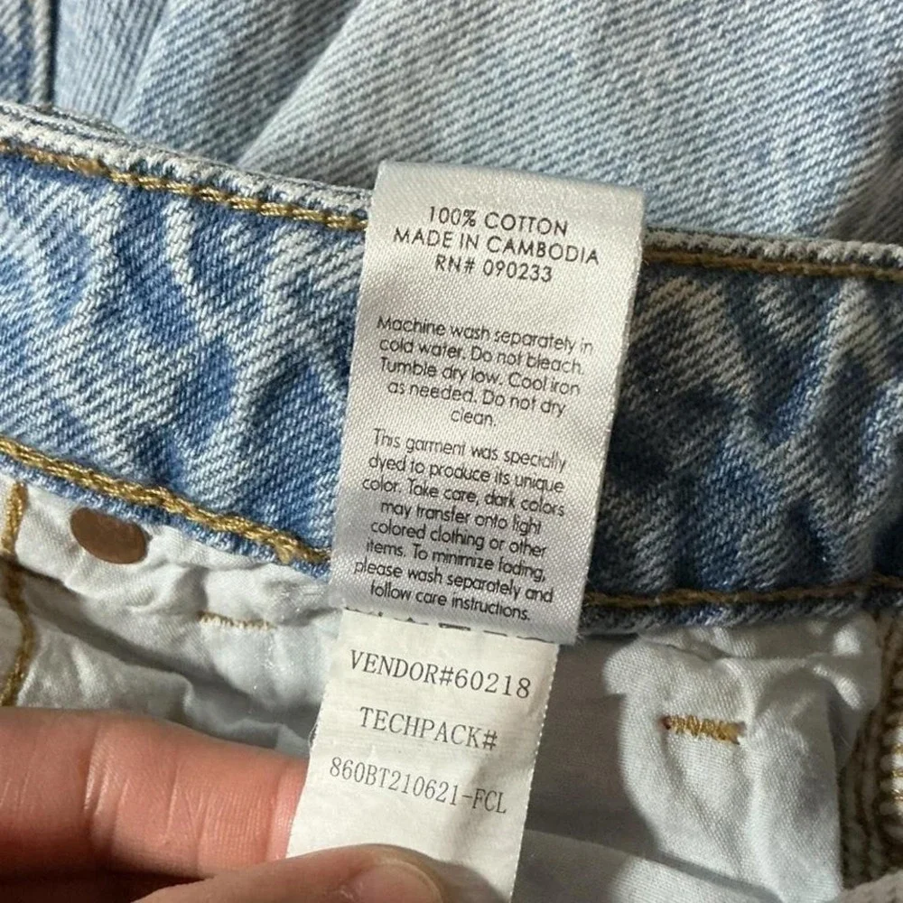 PacSun Mom Jeans Light Wash Distressed High Waisted Denim‎ Blue Size 26